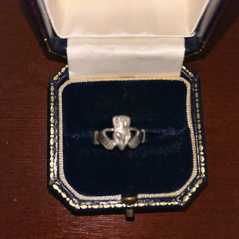 Claddagh Ring size 5 ~ Silver